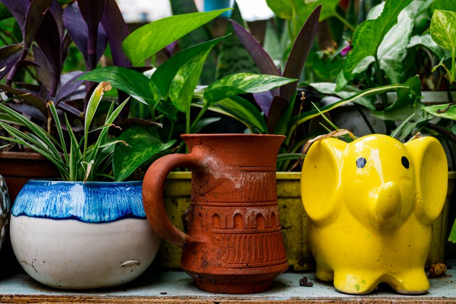 Een moderne tuin met een stijlvolle plantenbak die als terrasafscheiding fungeert, wat bijdraagt aan de uitstraling van de buitenruimte.