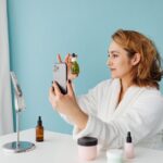 Een vrouw met een stralende huid, omringd door vitamines en technologieën voor huidverzorging.